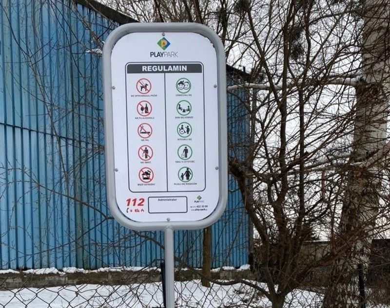 Informasjonstavle i metall